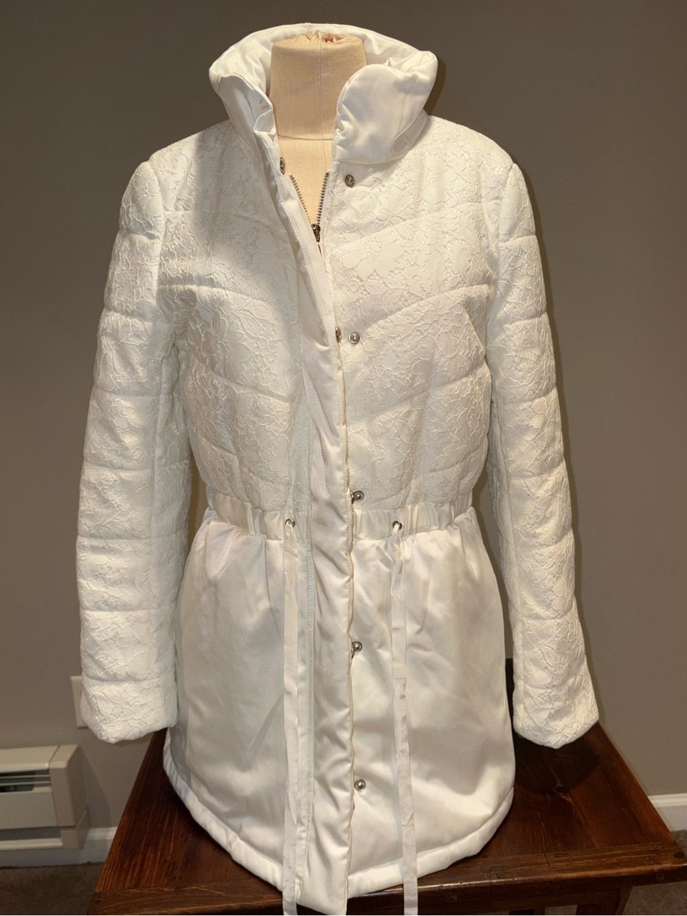 White House Black Market Chevron Lace Puffer Jacket Size Small